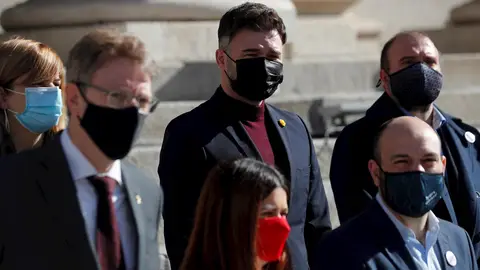 El portavoz de ERC en el Congreso, Gabriel Rufián (C) posa junto con miembros de JxCAT, la CUP, y PdeCat en las escalinatas del Congreso este martes antes de presentar la Ley de Amnistía que registrarán mañana El portavoz de ERC en el Congreso, Gabriel Rufián (C) posa junto con miembros de JxCAT, la CUP, y PdeCat en las escalinatas del Congreso este martes antes de presentar la Ley de Amnistía que registrarán mañana