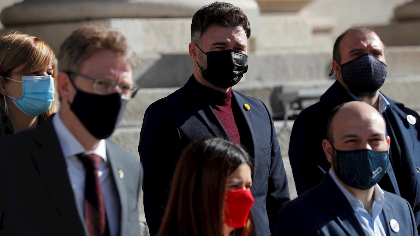 El portavoz de ERC en el Congreso, Gabriel Rufián (C) posa junto con miembros de JxCAT, la CUP, y PdeCat en las escalinatas del Congreso este martes antes de presentar la Ley de Amnistía que registrarán mañana El portavoz de ERC en el Congreso, Gabriel Rufián (C) posa junto con miembros de JxCAT, la CUP, y PdeCat en las escalinatas del Congreso este martes antes de presentar la Ley de Amnistía que registrarán mañana