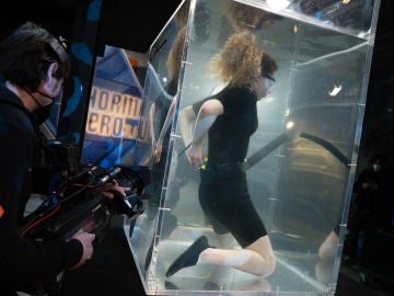 El reto imposible del cubo de rubik: ¡lo resuelve a ciegas bajo el agua!