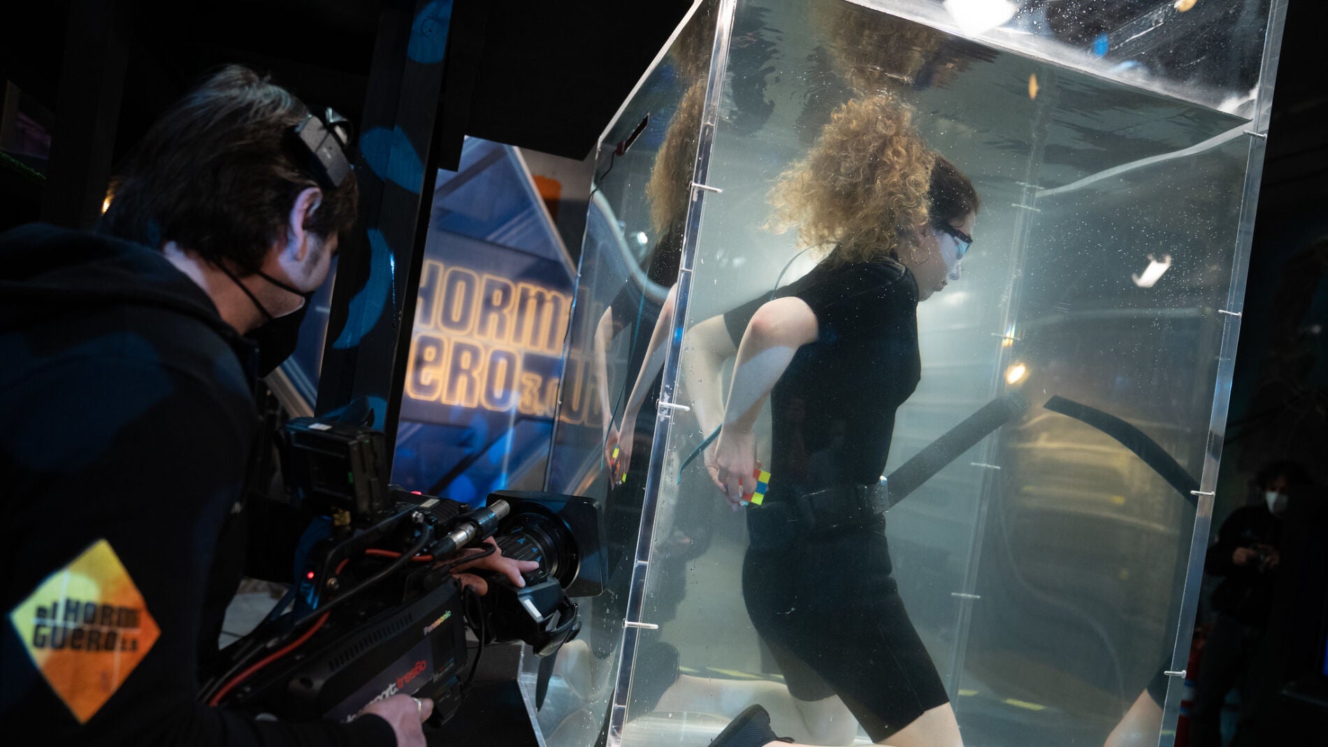 El reto imposible del cubo de rubik: ¡lo resuelve a ciegas bajo el agua!