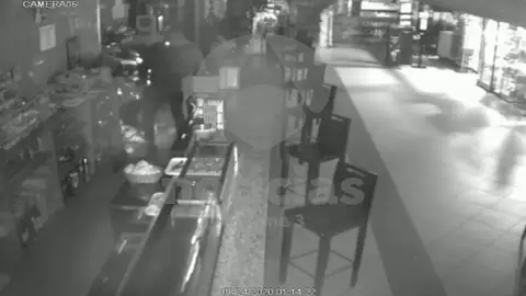 Así robaba la 'banda de la mascarilla', a la que se le atribuyen 27 robos con fuerza en Galicia y Castilla y León Así robaba la 'banda de la mascarilla', a la que se le atribuyen 27 robos con fuerza en Galicia y Castilla y León