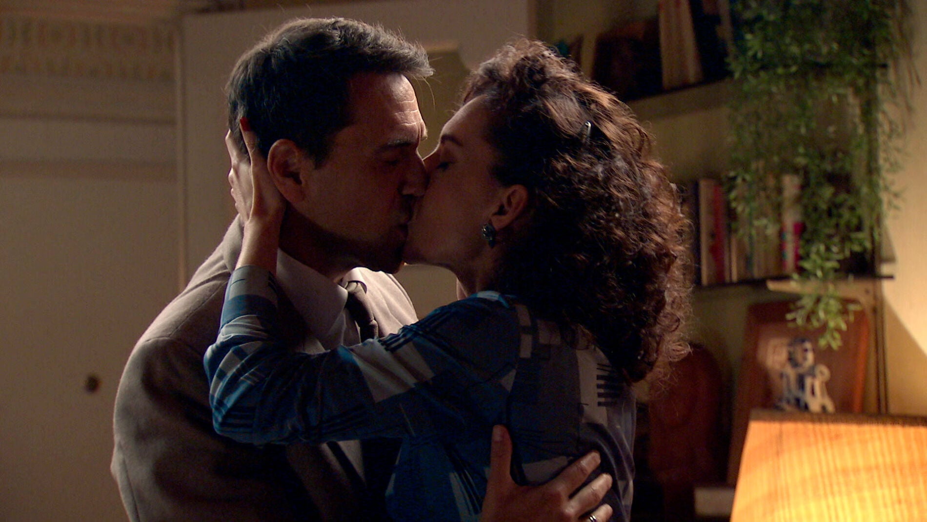 Se desata la pasi&oacute;n en 'Amar': Abel y Estefan&iacute;a aprovechan su momento de intimidad