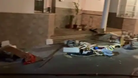 Detenido a un hombre que se atrincheró en su casa y amenazaba con hacer volar el edificio en Cádiz Detenido a un hombre que se atrincheró en su casa y amenazaba con hacer volar el edificio en Cádiz