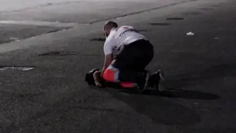 Un voluntario de Cruz Roja reanima a un niño en el suelo del muelle de Gran Canaria Un voluntario de Cruz Roja reanima a un niño en el suelo del muelle de Gran Canaria