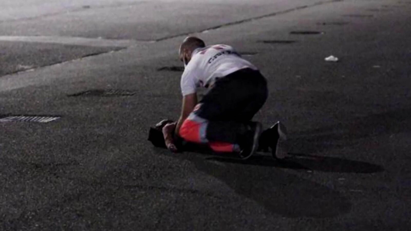 Reaniman a un niño en el suelo del muelle de Gran Canaria tras el dramático rescate de una patera con 52 inmigrantes