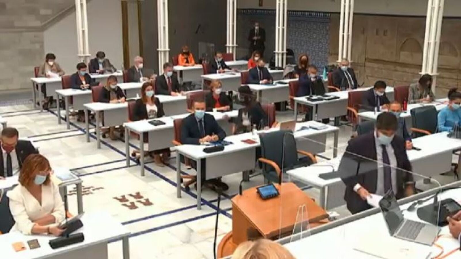 Arranca la moción de censura en Murcia con el voto en el aire de algunos diputados