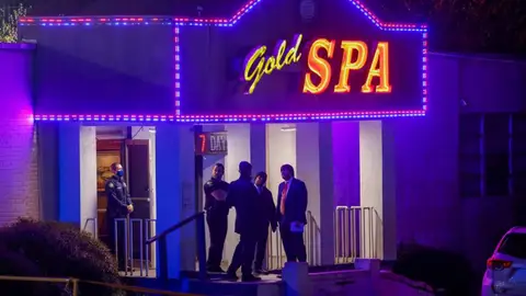 Agentes policiales, en uno de los tres salones de masajes asiáticos de Atlanta (EE UU) que fueron atacados a tiros por un hombre dejando al menos 8 muertos. Agentes policiales, en uno de los tres salones de masajes asiáticos de Atlanta (EE UU) que fueron atacados a tiros por un hombre dejando al menos 8 muertos.