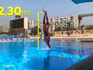 El impresionante récord Guinness de Omar Sayed al saltar 2,30 fuera del agua con monoaleta