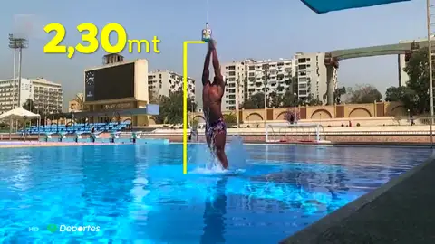 El impresionante récord Guinness de Omar Sayed al saltar 2,30 fuera del agua con monoaleta El impresionante récord Guinness de Omar Sayed al saltar 2,30 fuera del agua con monoaleta