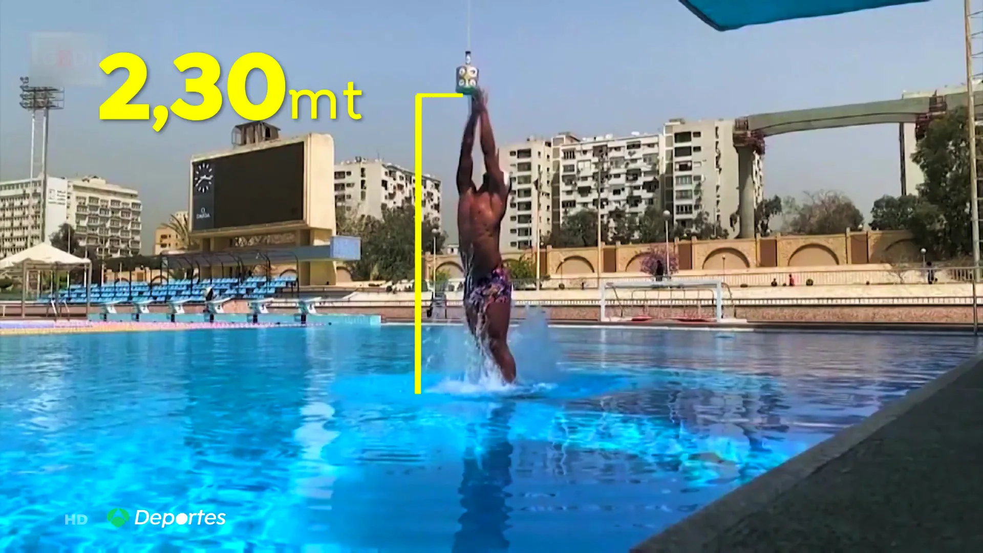El impresionante récord Guinness de Omar Sayed al saltar 2,30 fuera del agua con monoaleta El impresionante récord Guinness de Omar Sayed al saltar 2,30 fuera del agua con monoaleta