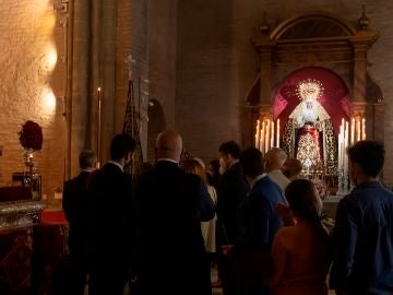 Cientos de fieles guardan cola para ver los pasos de Semana Santa