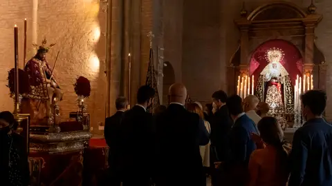 Cientos de fieles guardan cola para ver los pasos de Semana Santa Semana Santa