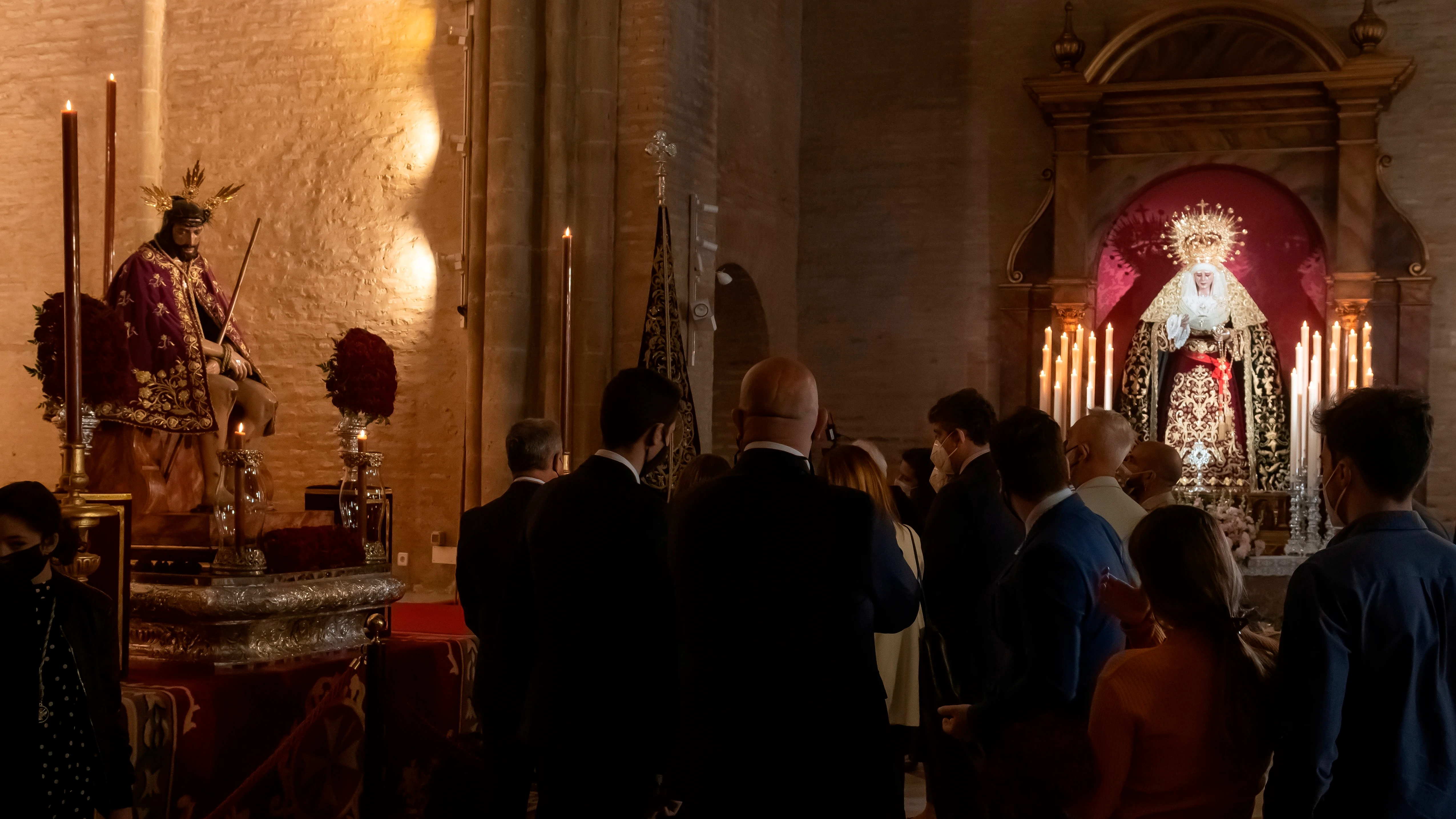Cientos de fieles guardan cola para ver los pasos de Semana Santa Semana Santa