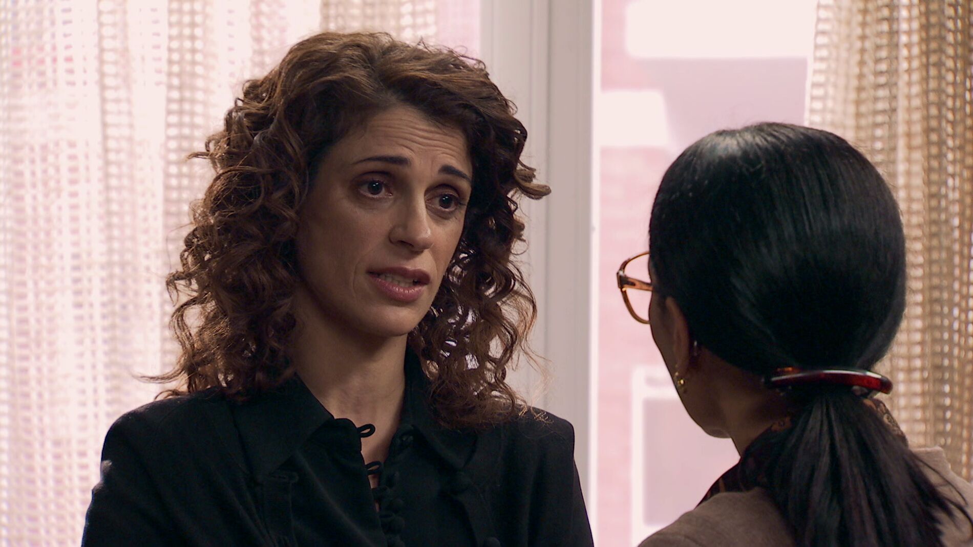 María, atemorizada por el paso que está a punto de dar