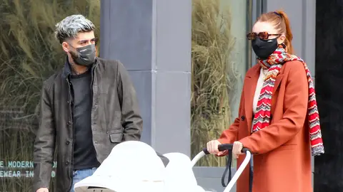 Zayn Malik y Gigi Hadid paseando a su hija  Zayn Malik y Gigi Hadid paseando a su hija