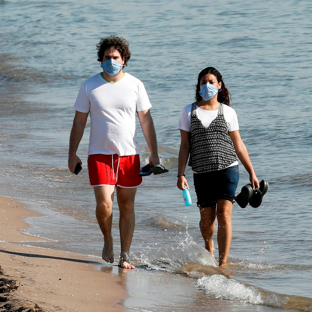 Albardilla Eliminar Absolutamente El Gobierno obliga a usar mascarilla sin importar la distancia incluso en  la playa