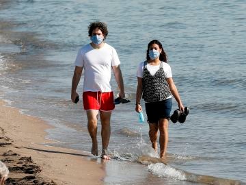 El Gobierno obliga a usar mascarilla sin importar la distancia incluso en la playa