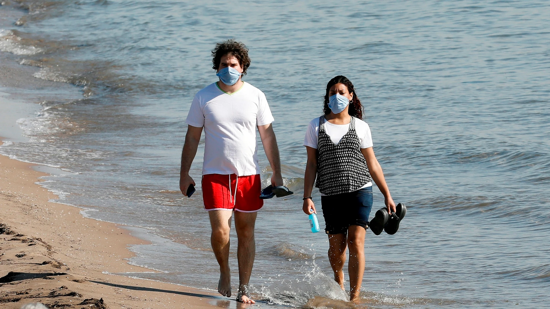 El Gobierno obliga a usar mascarilla sin importar la distancia incluso en la playa
