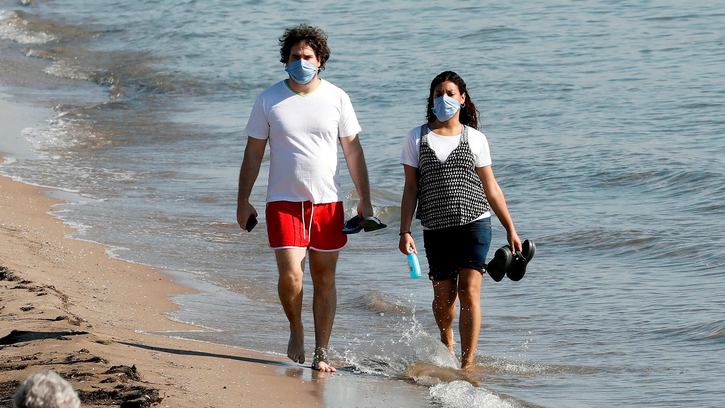 El Gobierno obliga a usar mascarilla sin importar la distancia incluso en la playa