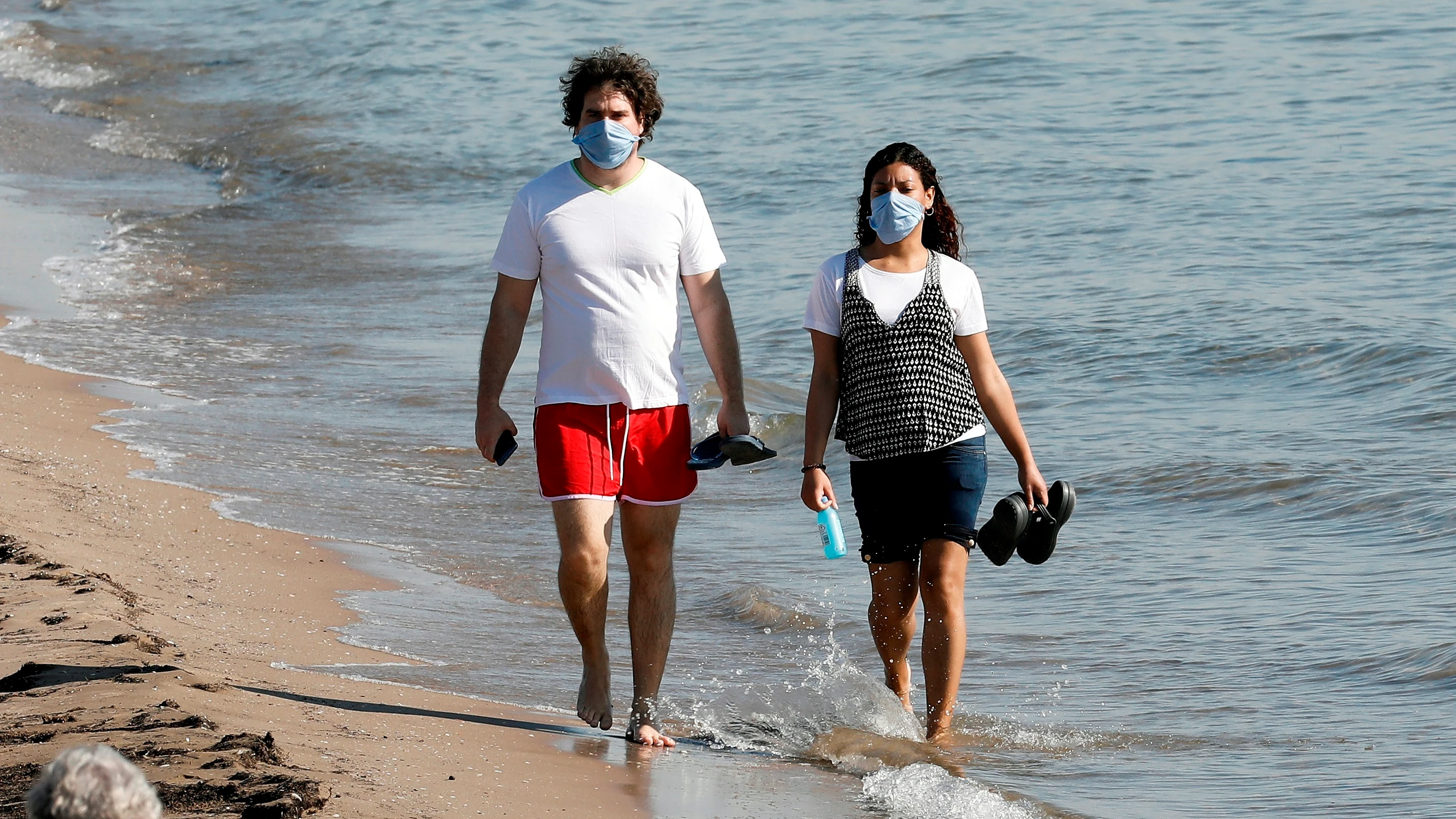 El Gobierno obliga a usar mascarilla sin importar la distancia incluso en la playa El Gobierno obliga a usar mascarilla sin importar la distancia incluso en la playa