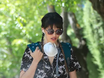 Sara Sálamo paseando con su hijo Sara Sálamo paseando con su hijo