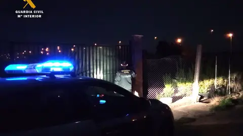 Agente de la Guarcia Civil interrumpiendo la fiesta ilegal. Agente de la Guarcia Civil interrumpiendo la fiesta ilegal.