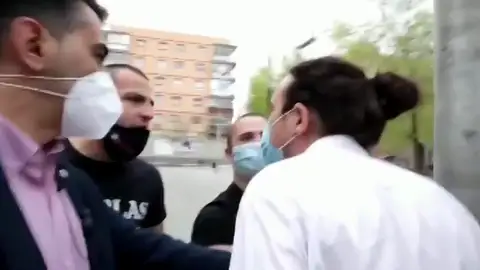 Pablo Iglesias, increpado en su primer acto electoral en Madrid: "Fuera la casta de nuestro barrio" Pablo Iglesias, increpado en su primer acto electoral en Madrid: "Fuera la casta de nuestro barrio"