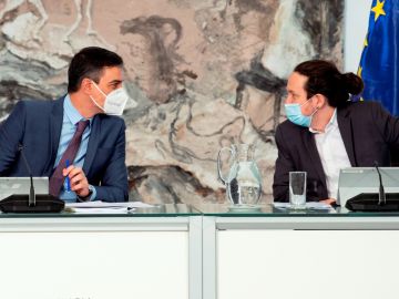 El presidente del Gobierno, Pedro Sánchez, junto a Pablo Iglesias