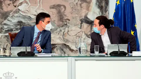 El presidente del Gobierno, Pedro Sánchez, junto a Pablo Iglesias Gobierno