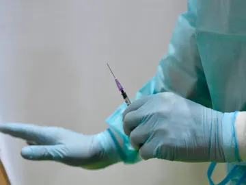 Un sanitario se prepara para administrar una dosis contra el coronavirus Un sanitario se prepara para administrar una dosis contra el coronavirus