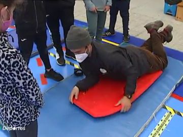 Clases de surf, parte de la asignatura de educación física en un colegio de Galicia