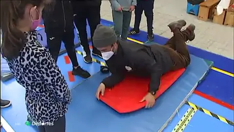 Clases de surf, parte de la asignatura de educación física en un colegio de Galicia Clases de surf, parte de la asignatura de educación física en un colegio de Galicia