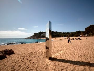 El monolito metálico de dos metros aparecido en Girona