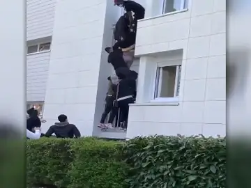 Forman una cadena humana para rescatar a una familia de un incendio en Nantes, Francia Forman una cadena humana para rescatar a una familia de un incendio en Nantes, Francia