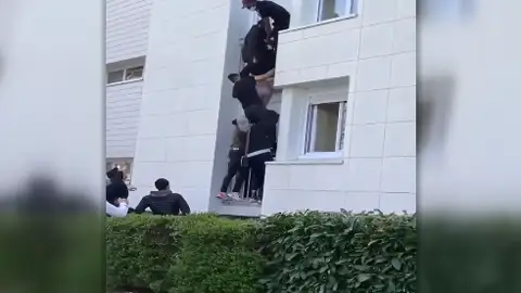 Forman una cadena humana para rescatar a una familia de un incendio en Nantes, Francia Forman una cadena humana para rescatar a una familia de un incendio en Nantes, Francia