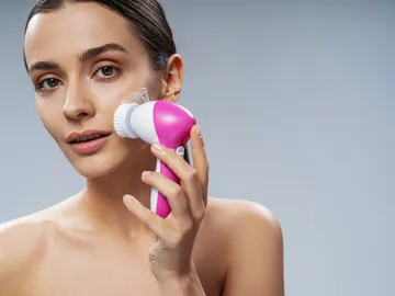 Utilizando cepillo facial Utilizando cepillo facial