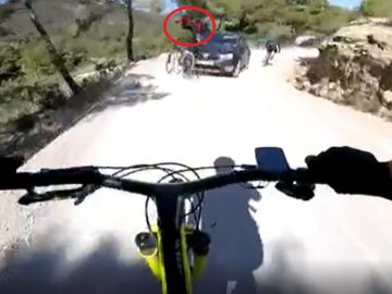 El brutal atropello frontal a un ciclista que descendía por un camino de tierra