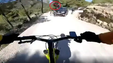 El brutal atropello frontal a un ciclista que descendía por un camino de tierra El brutal atropello frontal a un ciclista que descendía por un camino de tierra