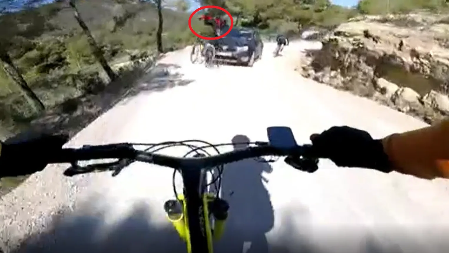 El brutal atropello frontal a un ciclista que descend&iacute;a por un camino de tierra