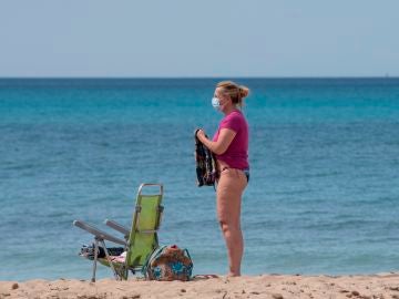 Una persona en la playa tras la llegada del coronavirus