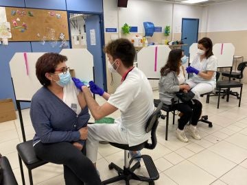 Vacunación de profesional esencial con AstraZeneca en Ferrol, Galicia