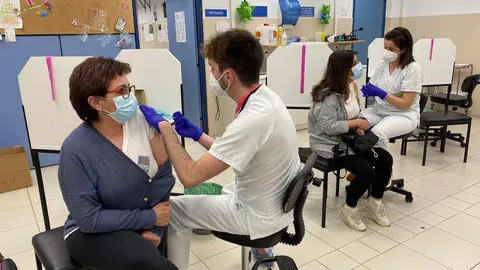 Vacunación de profesional esencial con AstraZeneca en Ferrol, Galicia Vacunación AstraZeneca