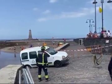 Un coche sin conductor arrolla a una chica de 17 años en Tenerife y casi cae a la playa