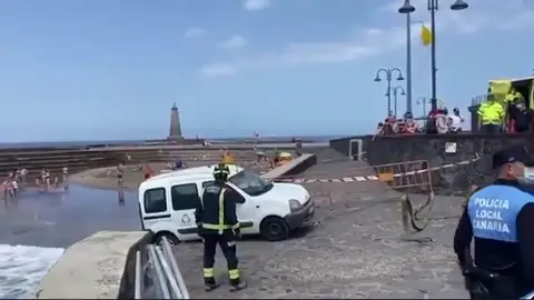 Un coche sin conductor arrolla a una chica de 17 años en Tenerife y casi cae a la playa Un coche sin conductor arrolla a una chica de 17 años en Tenerife y casi cae a la playa