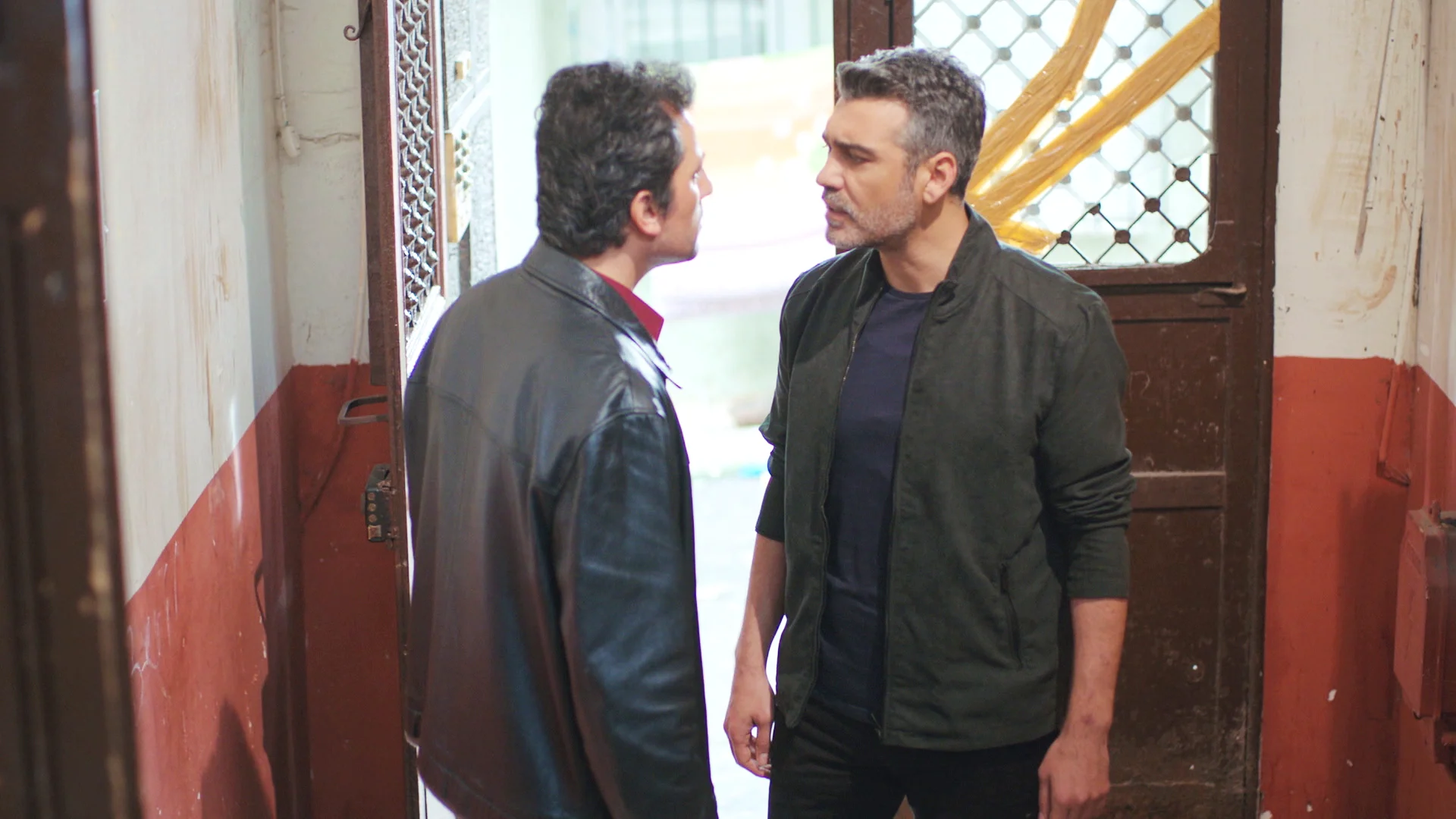 Sarp y Arif compiten por el amor de Bahar en una escalada de tensión Sarp y Arif compiten por el amor de Bahar en una escalada de tensión