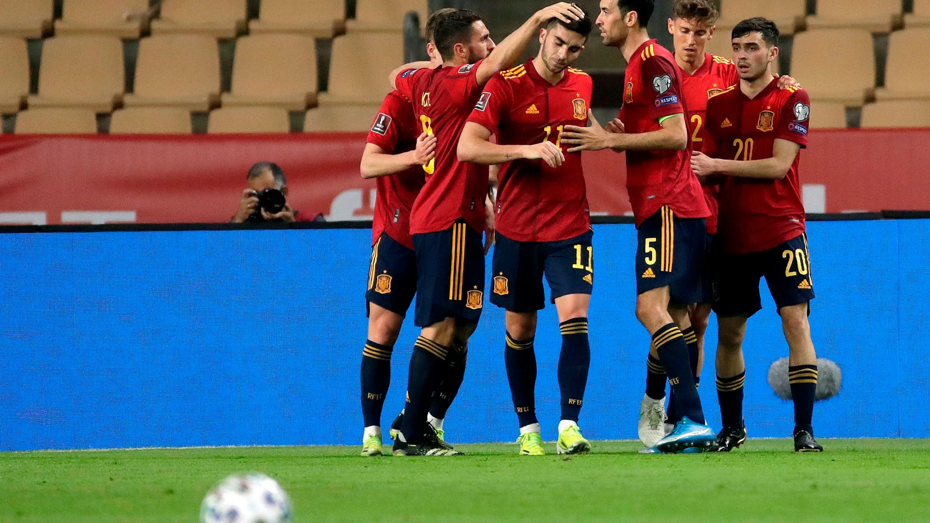 España celebra el gol de Ferrán a Kosovo