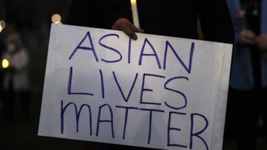 Las imágenes del brutal ataque racista a una mujer asiática en la calle en Nueva York