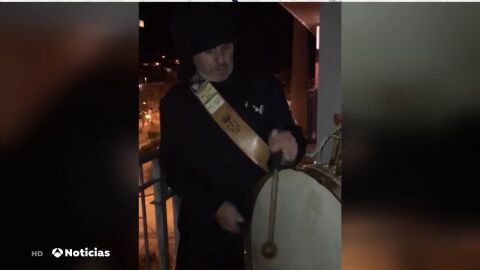 El coronavirus transforma la tamborrada de Mula en Murcia y la traslada a los balcones