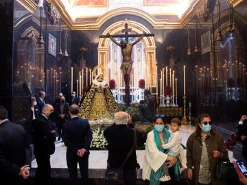 Cientos de personas visitan el Cristo de Mena en Málaga o La Macarena en Sevilla en otro Jueves Santo sin procesiones