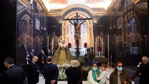 Cientos de personas visitan el Cristo de Mena en Málaga o La Macarena en Sevilla en otro Jueves Santo sin procesiones Cientos de personas visitan el Cristo de Mena en Málaga o La Macarena en Sevilla en otro Jueves Santo sin procesiones